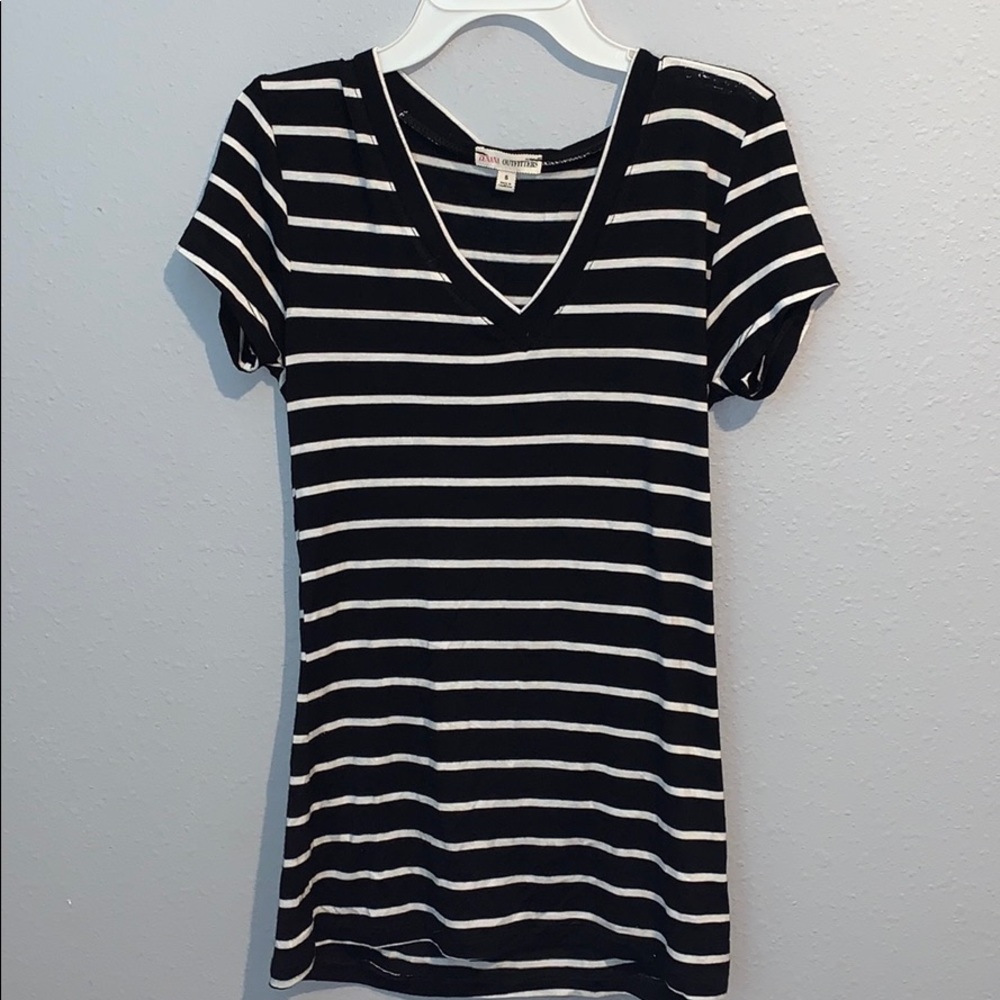 3/$25 Zenana Outfitters striped top v-neck top